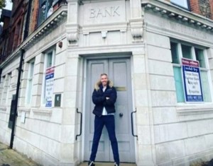 Dulce venganza: compró el edificio del banco que le negó un préstamo