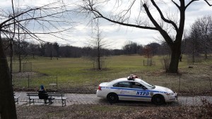 Paseaba por un parque de Nueva York cuando halló el cadáver de una mujer con múltiples puñaladas