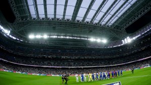 Emotivo: Abuelo estalla en lágrimas al ver al Real Madrid en el Bernabéu por primera vez (VIDEO)