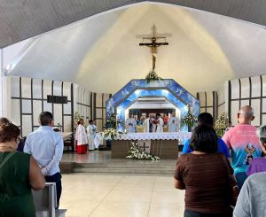 Salud, libertad y unión familiar son algunas de las peticiones de los sucrenses a la Virgen del Valle