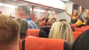 La reacción de la madre del joven que tuvo sexo en un avión con una desconocida