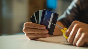 Por qué las tarjetas de crédito en bolívares “no sirven para nada” y qué hacen los venezolanos para financiarse