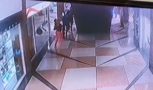 Vigilante evitó una tragedia en Petare: Atajó a niña en el aire que cayó de escaleras eléctricas en el “Sambilito” (VIDEOS)