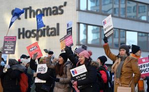 Médicos especialistas y residentes británicos inician una huelga de tres jornadas