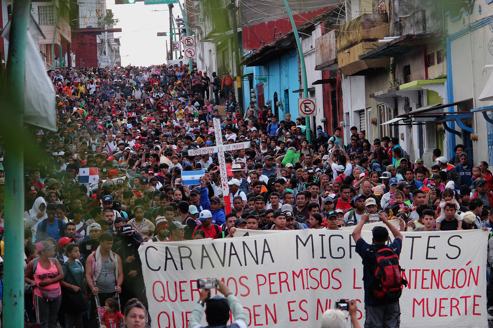 López Obrador acusa a traficantes de personas de organizar caravanas migrantes en México