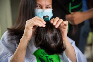 Voluntarios donan cabello para limpiar residuos de crudo en el Lago de Maracaibo (Fotos)