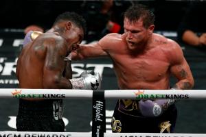 “Canelo” Álvarez retiene sus títulos tras vencer a Jermell Charlo