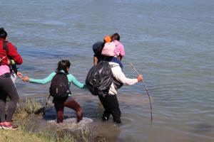 Odisea en el río Bravo: La travesía desesperada de una familia venezolana hacia EEUU (VIDEO)