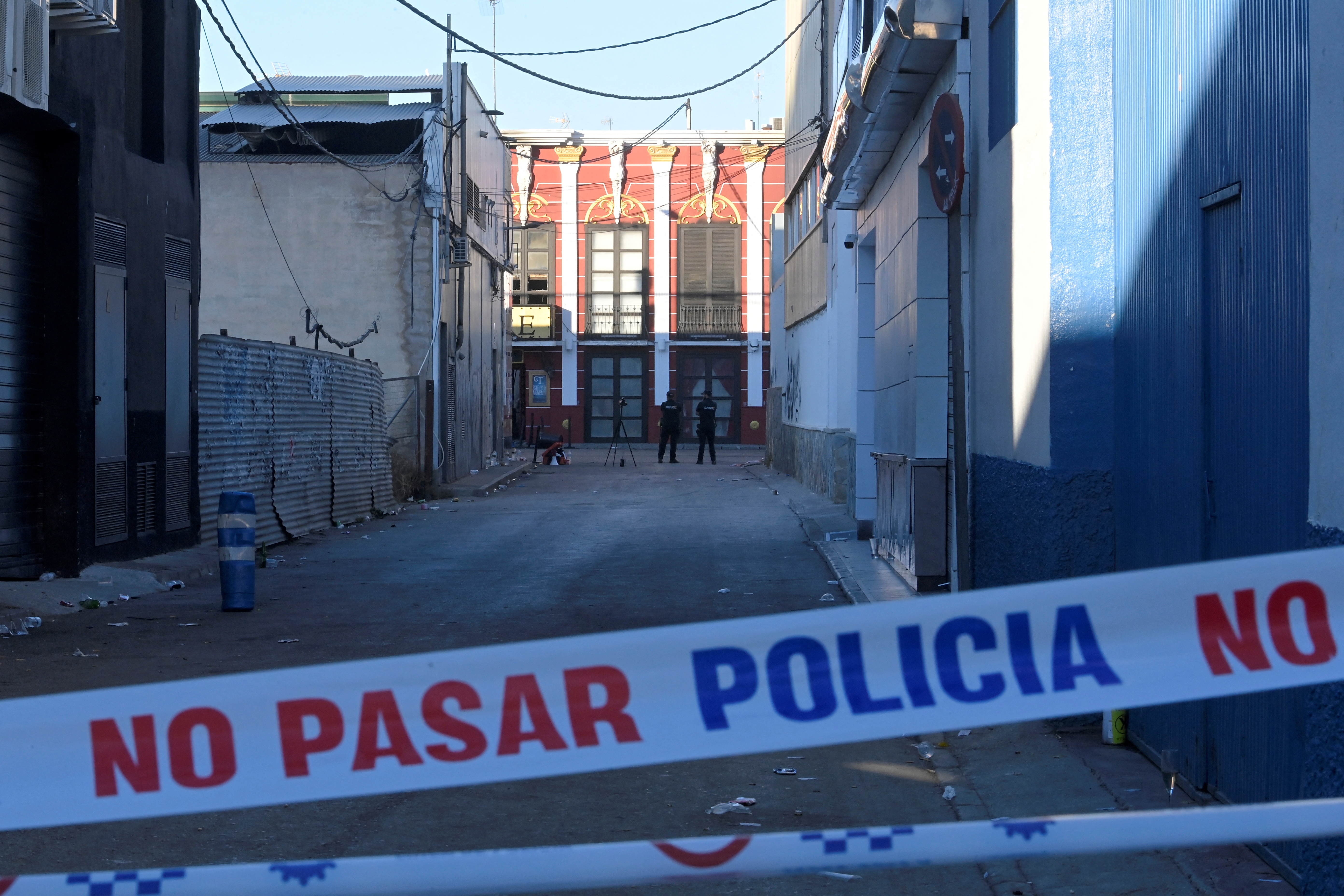 Bomberos revisan escombros tras incendio que dejó 13 muertos en discoteca española