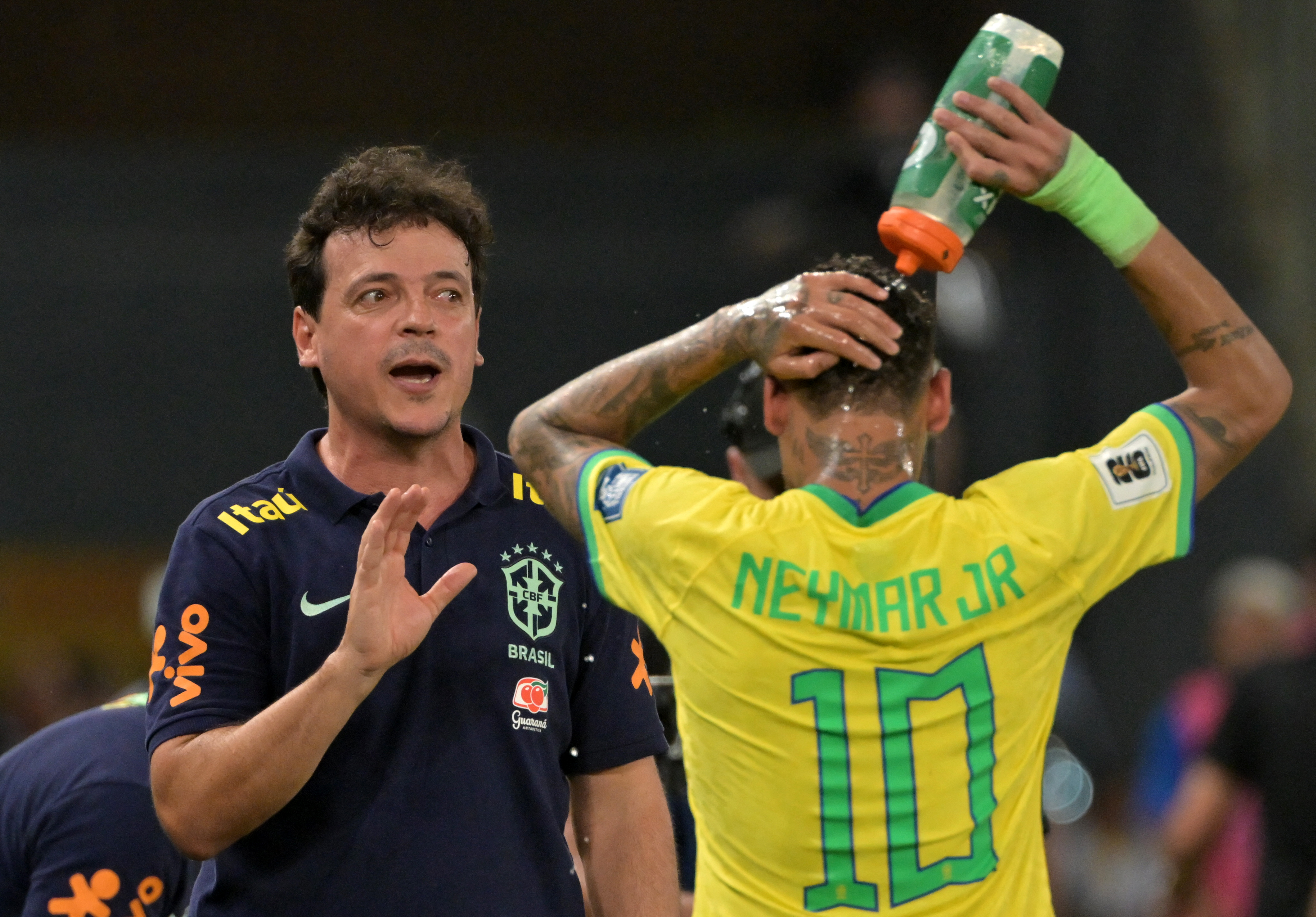 Hinchas brasileños se enojaron con Neymar y le lanzaron comida tras el empate (Video)