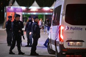 Extremista musulmán lleva horas suelto en Bruselas, mientras causa estragos con su ametralladora (Video)