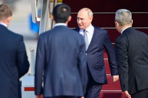 Vladimir Putin aterrizó en Pekín para reunirse con Xi Jinping