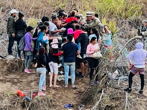 Migrantes derriban a la Guardia Nacional y el cerco de púas en la frontera de México-EEUU