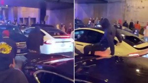 Caos en Chicago: vándalos golpean salvajemente un Tesla y el conductor escapa chocando a otros vehículos (VIDEO)