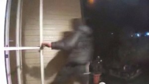 VIDEO: Escapan rápidamente de un hombre armado que intentó irrumpir dentro de su casa en Washington
