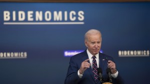 Nuevo momento vergonzoso para Biden: se saltó el protocolo y fue al podio antes de ser presentado (VIDEO)