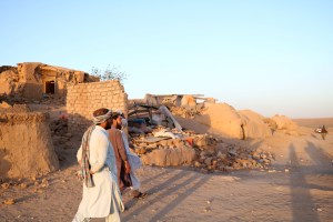 “Solo quedo yo”: Devastador testimonio de un hombre que busca a 14 familiares tras terremoto de Afganistán