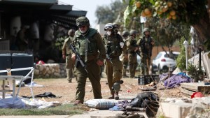 Hamás decapitó a padres, abuelos y bebés en el kibutz Kfar Aza: “Fueron casa por casa masacrando a todos”