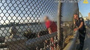 Héroe sin capa: Policía de Nueva York evitó que una persona se quitara la vida y todo quedó captado en VIDEO
