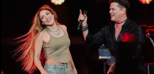 Shakira sorprendió a Carlos Vives en concierto en Miami y, sin nombrar a Piqué, cantaron juntos “La Bicicleta” (VIDEO)