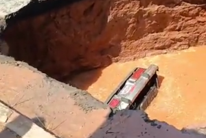 VIDEO: “cráter” se tragó vivo a un conductor y a su carro cuando iba a echar gasolina en Ciudad Bolívar