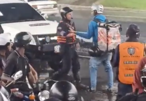 “¡Vamos a darle todos!”: PNB y motorizados se fueron a los puños bajo el puente de la autopista (VIDEO)