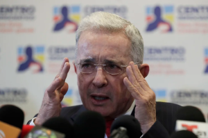 Álvaro Uribe le pidió a Gustavo Petro proteger al periodista venezolano Orlando Avendaño