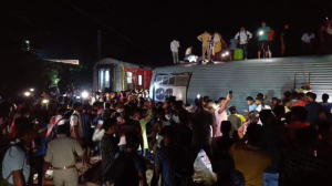 Devastadoras imágenes del descarrilamiento de un tren repleto de pasajeros en India (Video)