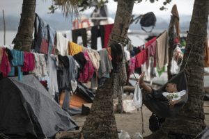 Venezolanos se tambalean en punto migratorio colombiano sin dinero para seguir adelante