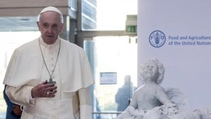 El papa Francisco lamenta que el agua no llegue a todos y se desvíen “ingentes recursos” para armas