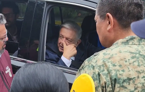López Obrador se quedó atascado en la carretera por culpa del huracán Otis (Video)