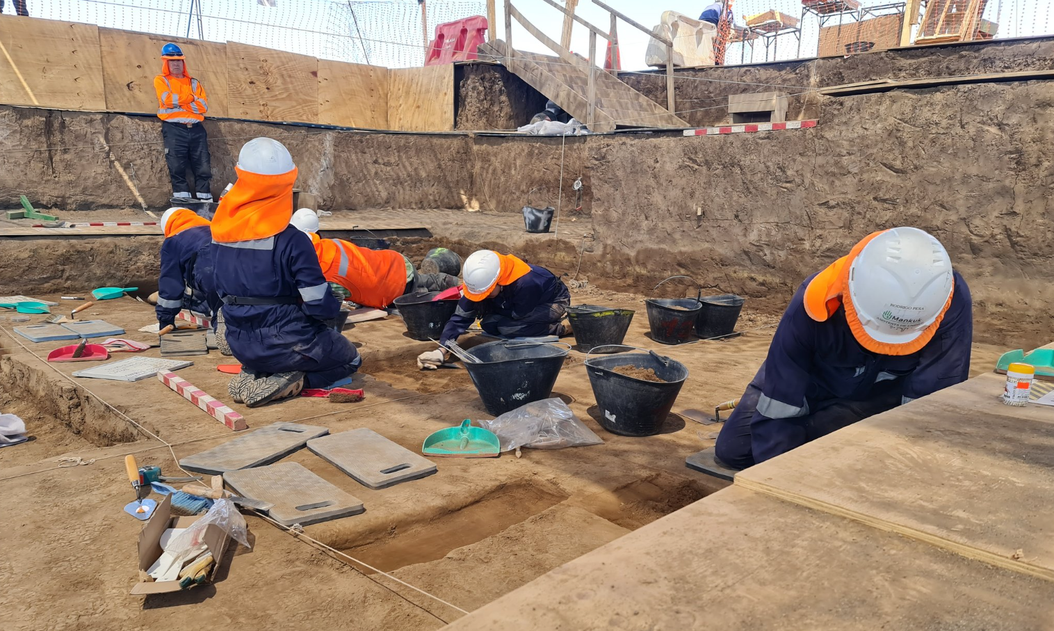 FOTOS: desenterraron esqueletos y flechas de humanos de hace 13 mil años bajo obra del metro de Santiago