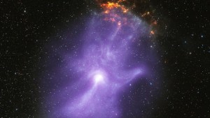 Misiones de la Nasa detectan una mano fantasmal y un rostro espeluznante en el cosmos: de qué se trata
