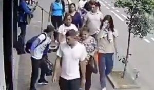 VIDEO: dan brutal golpiza a sujeto por atacar a mujeres con una inyectadora en plena calle