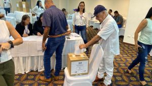 Tercera edad dando el ejemplo: primer elector en Santo Domingo ya emitió su voto este #22Oct (Fotos)
