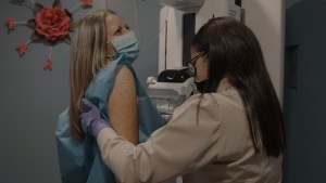 Imagenología PCM: una buena mamografía no duele y no rompe prótesis, pero sí salva vidas