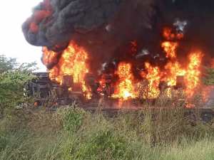 Impactantes imágenes: Cisterna cargada de combustible se incendió tras volcar en la Falcón – Zulia 