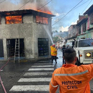 IMÁGENES: Se registró gran incendio en la calle Comercio de El Hatillo