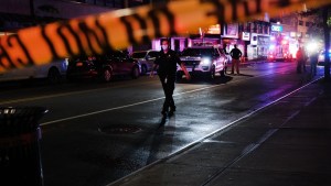 Conmoción en Manhattan: Balearon fatalmente a hombre en club de striptease y mujeres huyeron del local sin ropa