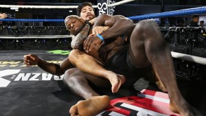 Impactante VIDEO: Luchador de MMA le aplica una llave a modelo de OnlyFans en EEUU y cae desmayada