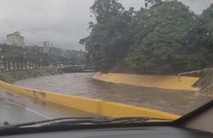 EN IMÁGENES: fuertes lluvias en Caracas provocan la crecida del río Guaire este #2Nov