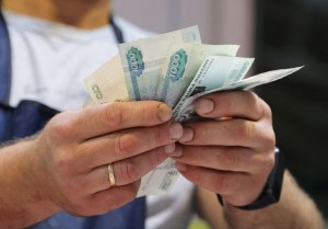 La moneda rusa sigue su caída y se cotiza a más 101 rublos por dólar