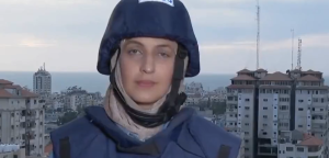 Así sorprendió a una reportera un misil lanzado por Israel que derrumba un edificio en Gaza (VIDEO)