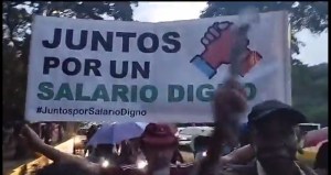 Ni el palo de agua detuvo a los caraqueños que protestaron por mejores sueldos (VIDEO)