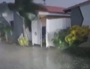 Tremendo aguacero con granizo en Anaco puso en alerta a la población (VIDEOS)