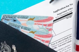 Lo que puede ocurrir si un migrante con green card familiar cobra un apoyo del gobierno en EEUU