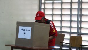 EN IMÁGENES: luciendo un verdadero atuendo chavista, venezolano ejerce su voto en la Ucab este #22Oct