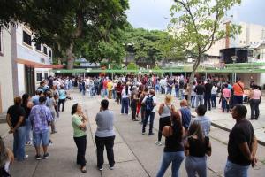 En FOTOS: Urbanización Alberto Ravell de El Valle, repleta de votantes durante la Primaria