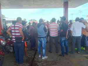 La gente se amotinó en Guayabones de Mérida y exigen que se acaben los usuarios VIP para surtir combustible