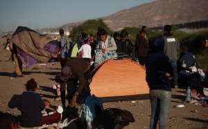 Abrieron albergue emergente para migrantes en la frontera mexicana a kilómetros del Río Bravo 
